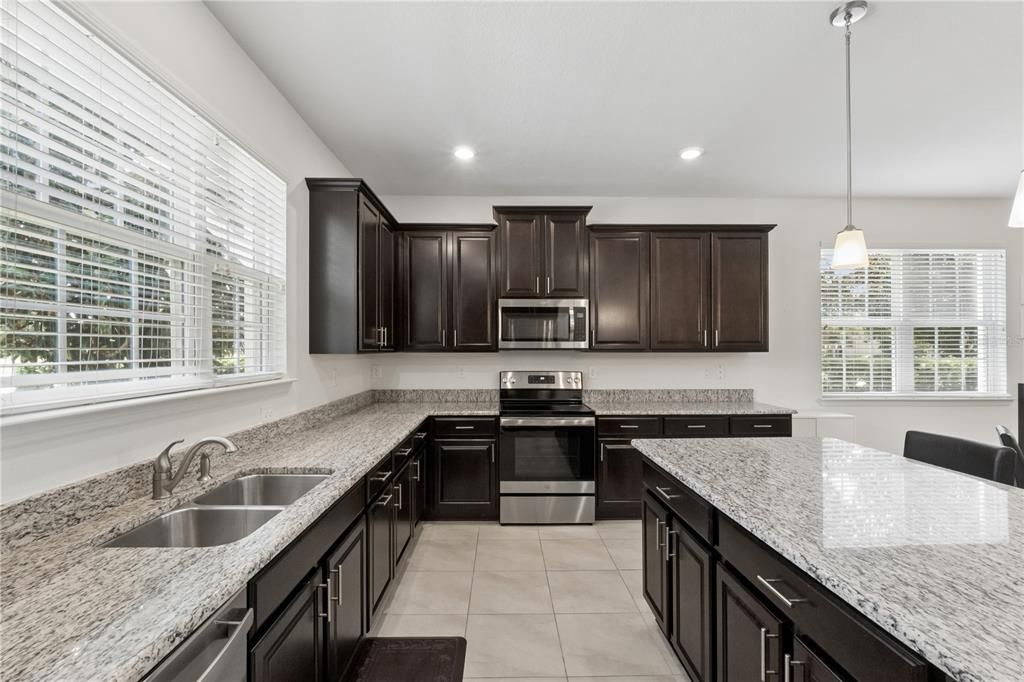En Venta: $465,000 (4 camas, 2 baños, 2091 Pies cuadrados)