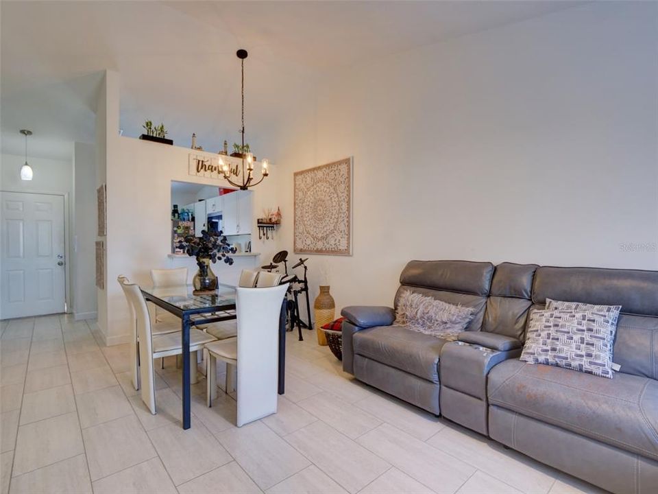 For Sale: $195,000 (1 beds, 1 baths, 703 Square Feet)