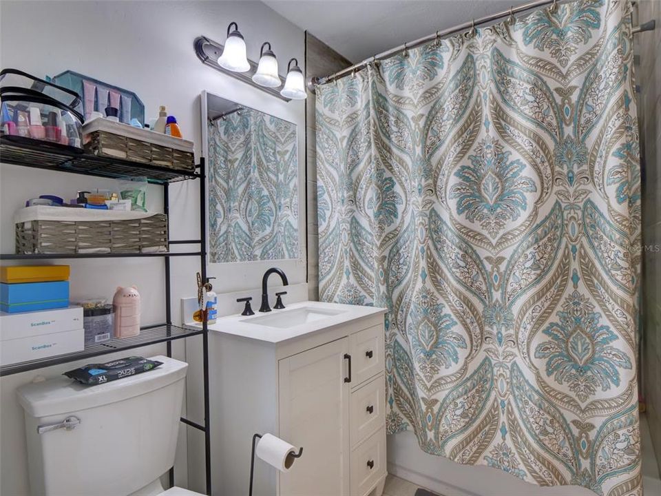 For Sale: $195,000 (1 beds, 1 baths, 703 Square Feet)