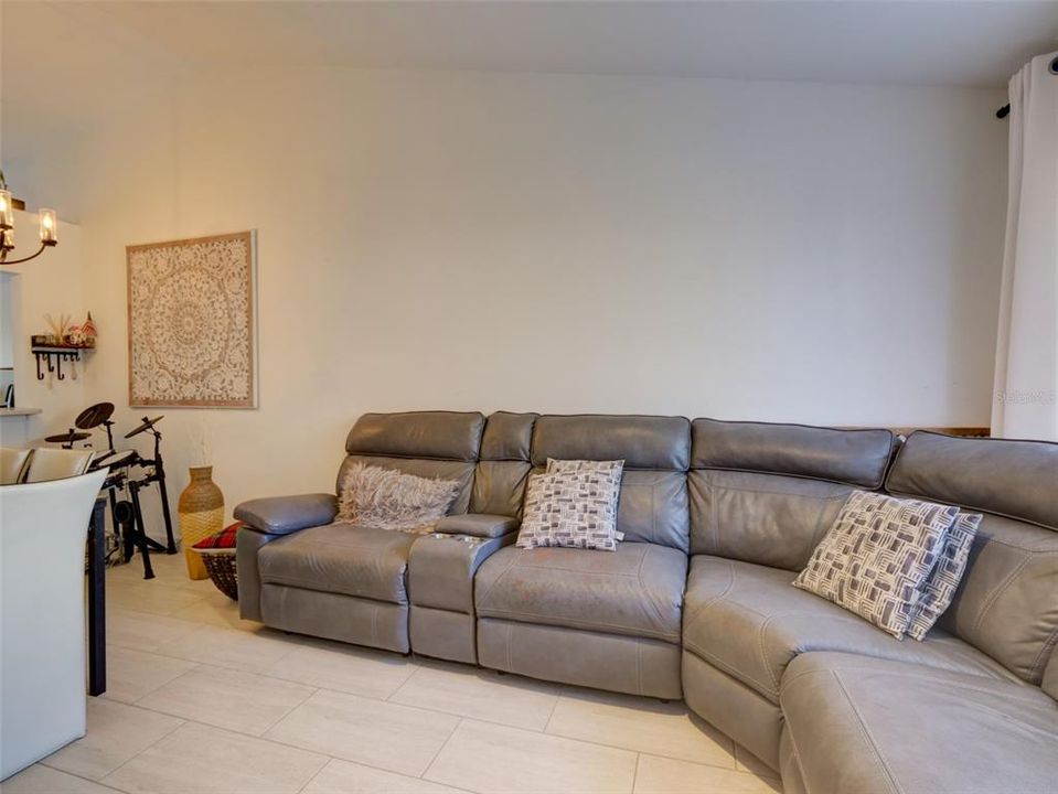 For Sale: $195,000 (1 beds, 1 baths, 703 Square Feet)