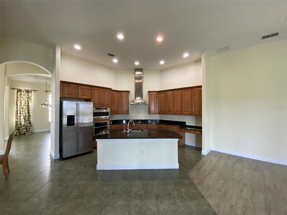 Activo con contrato: $879,000 (4 camas, 3 baños, 3352 Pies cuadrados)