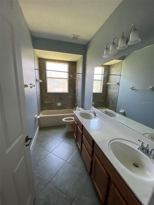 Activo con contrato: $879,000 (4 camas, 3 baños, 3352 Pies cuadrados)