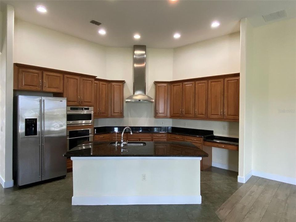 Activo con contrato: $879,000 (4 camas, 3 baños, 3352 Pies cuadrados)