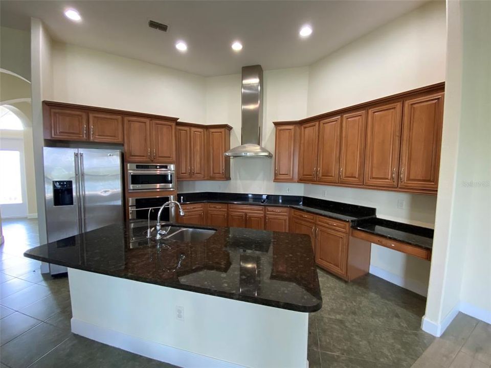Activo con contrato: $879,000 (4 camas, 3 baños, 3352 Pies cuadrados)