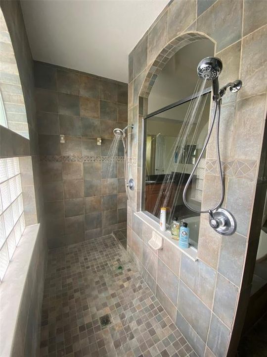 Activo con contrato: $879,000 (4 camas, 3 baños, 3352 Pies cuadrados)