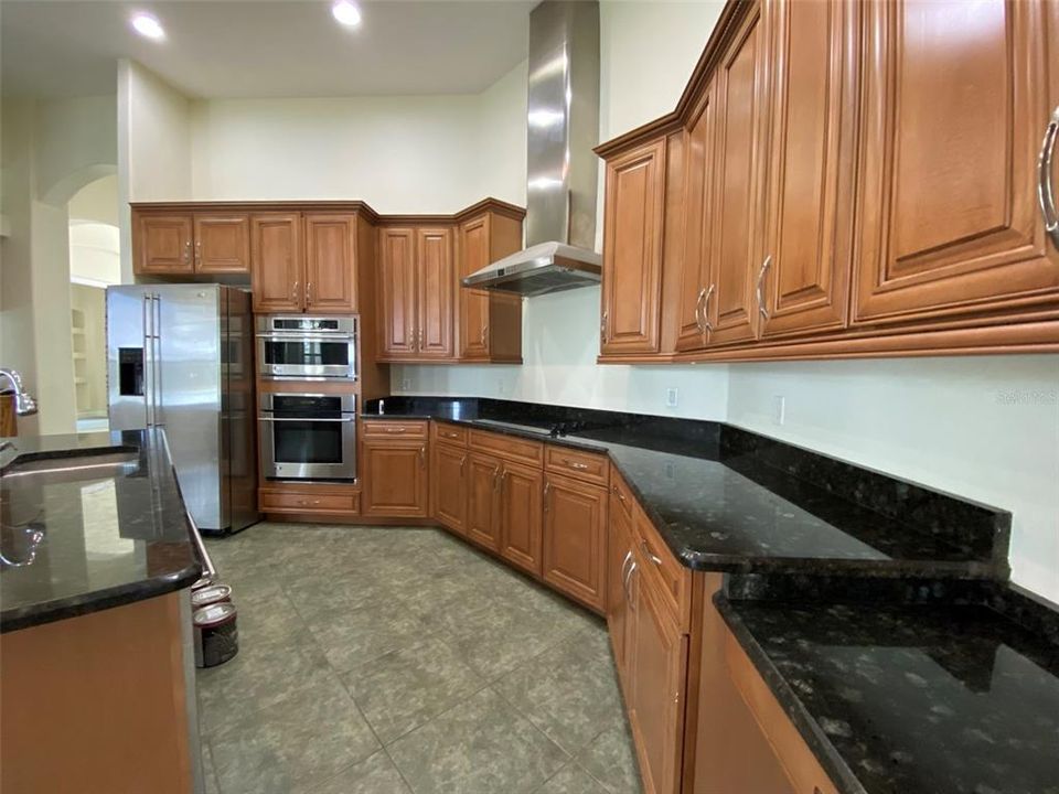 Activo con contrato: $879,000 (4 camas, 3 baños, 3352 Pies cuadrados)