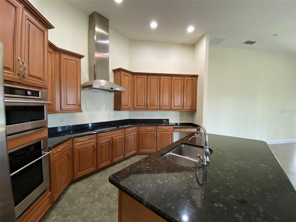 Activo con contrato: $879,000 (4 camas, 3 baños, 3352 Pies cuadrados)