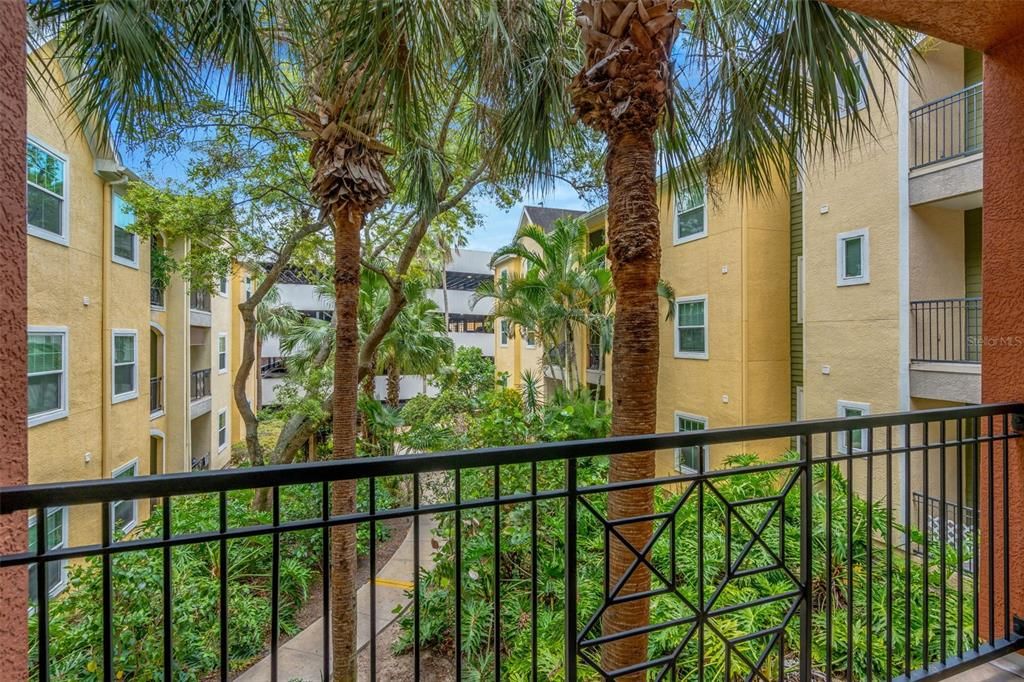 For Sale: $165,000 (1 beds, 1 baths, 672 Square Feet)