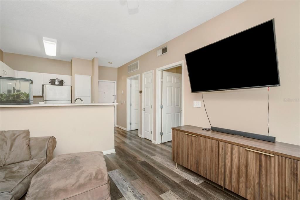 For Sale: $165,000 (1 beds, 1 baths, 672 Square Feet)