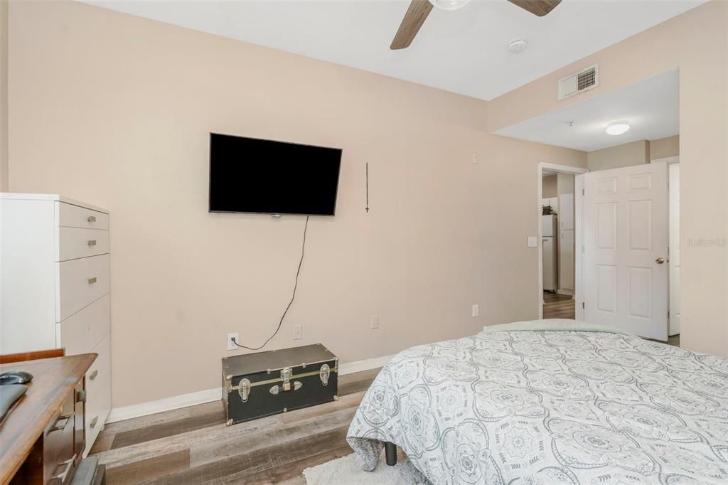For Sale: $165,000 (1 beds, 1 baths, 672 Square Feet)