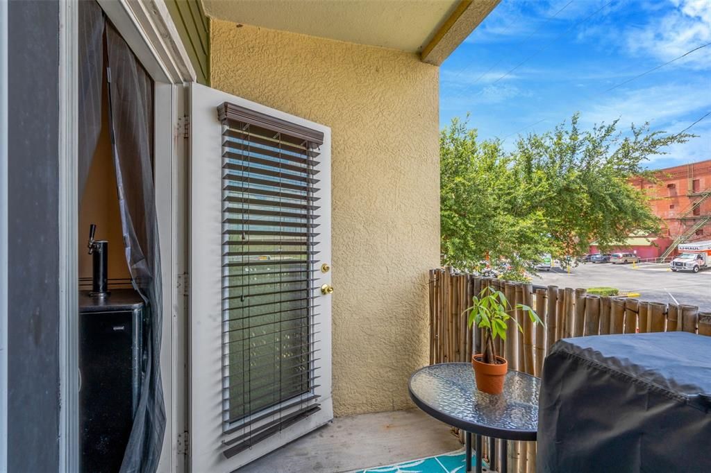 For Sale: $165,000 (1 beds, 1 baths, 672 Square Feet)