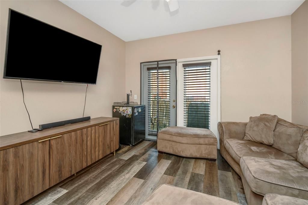 For Sale: $165,000 (1 beds, 1 baths, 672 Square Feet)