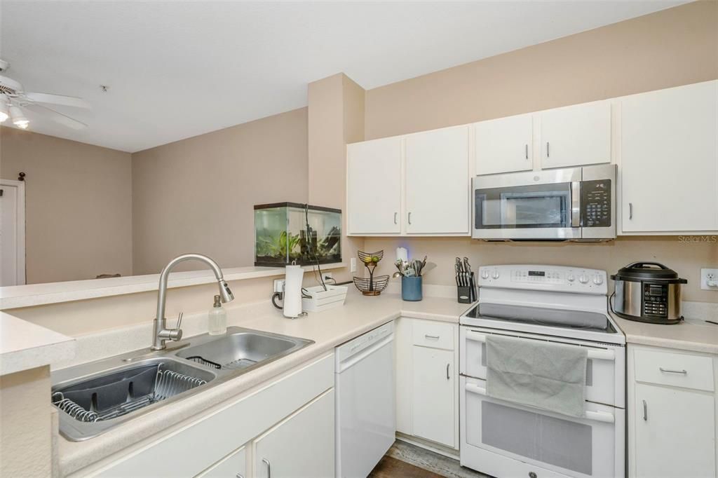 For Sale: $165,000 (1 beds, 1 baths, 672 Square Feet)