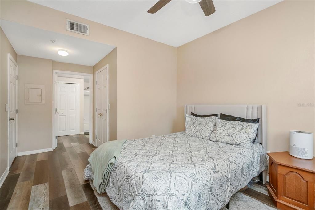 For Sale: $165,000 (1 beds, 1 baths, 672 Square Feet)