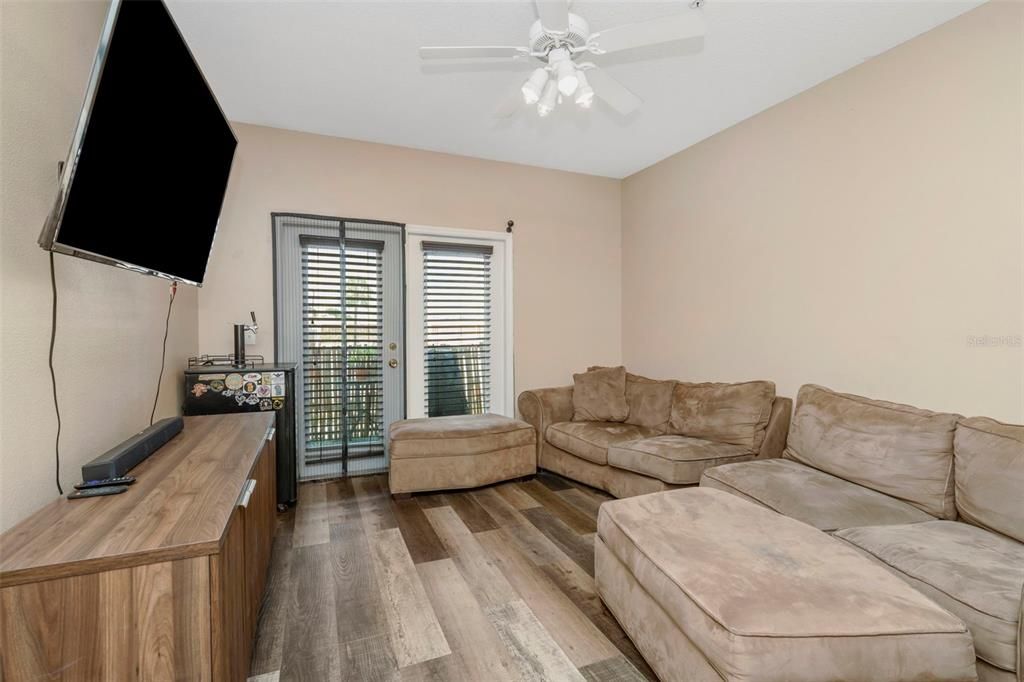 For Sale: $165,000 (1 beds, 1 baths, 672 Square Feet)