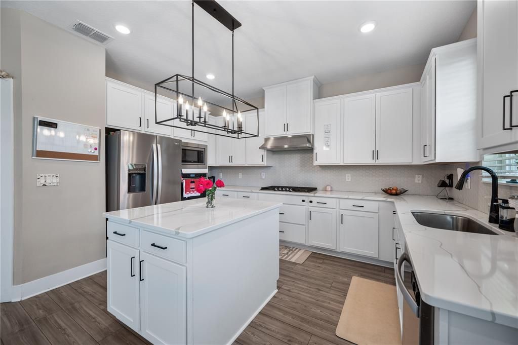 For Sale: $399,900 (3 beds, 2 baths, 1570 Square Feet)