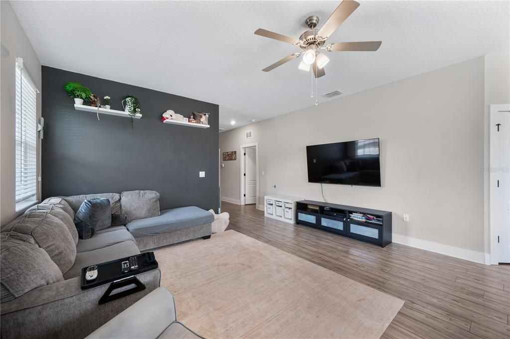 For Sale: $399,900 (3 beds, 2 baths, 1570 Square Feet)