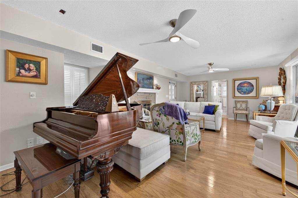 For Sale: $1,050,000 (4 beds, 3 baths, 1576 Square Feet)