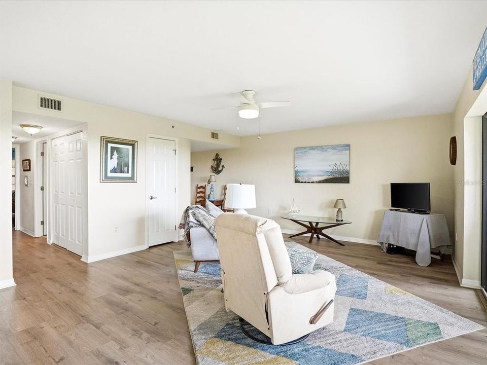 For Sale: $169,697 (2 beds, 2 baths, 1308 Square Feet)