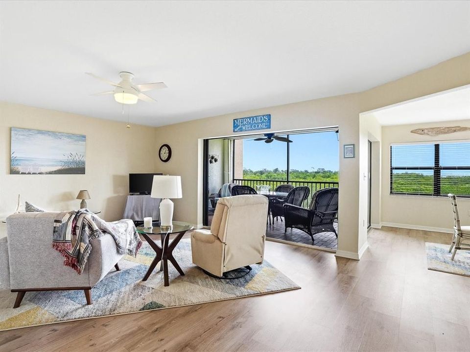 For Sale: $169,697 (2 beds, 2 baths, 1308 Square Feet)