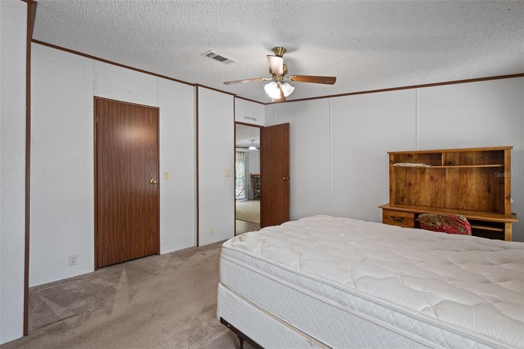 For Sale: $289,900 (3 beds, 2 baths, 1456 Square Feet)