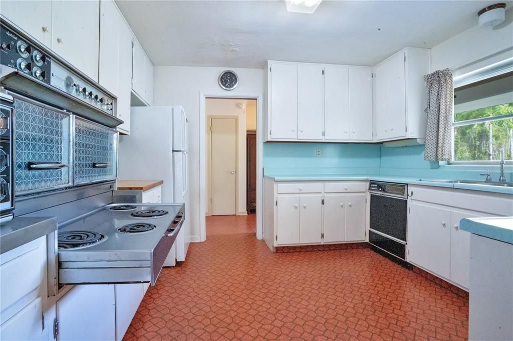 For Sale: $275,000 (4 beds, 2 baths, 2281 Square Feet)