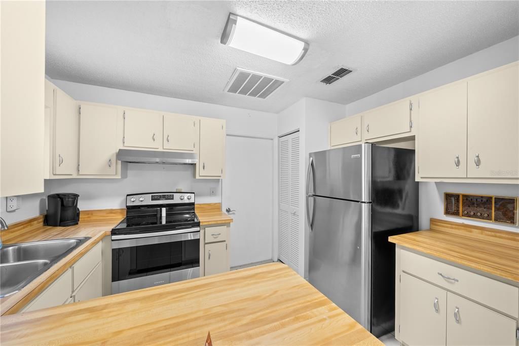 For Sale: $149,900 (2 beds, 2 baths, 924 Square Feet)