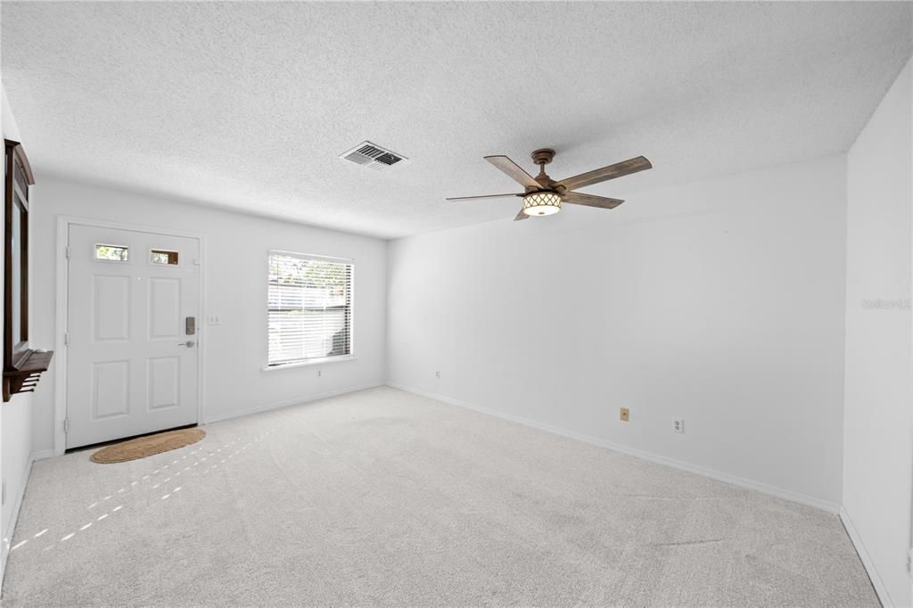For Sale: $149,900 (2 beds, 2 baths, 924 Square Feet)