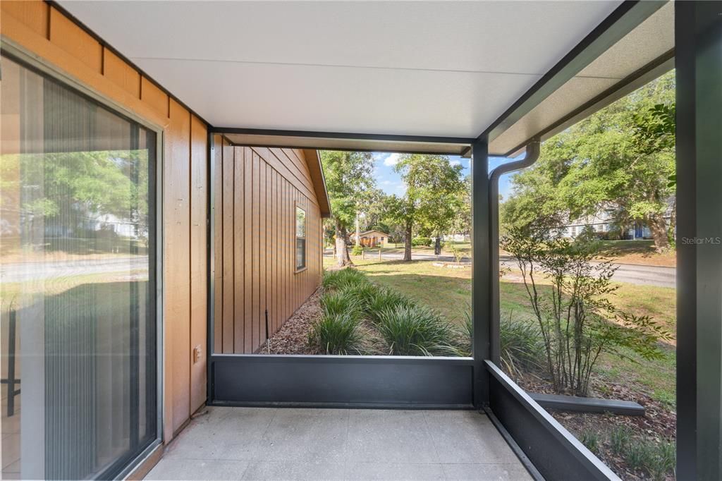 For Sale: $149,900 (2 beds, 2 baths, 924 Square Feet)