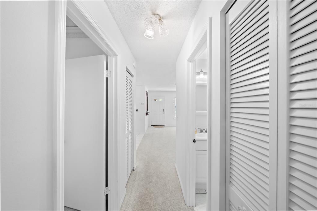 For Sale: $149,900 (2 beds, 2 baths, 924 Square Feet)