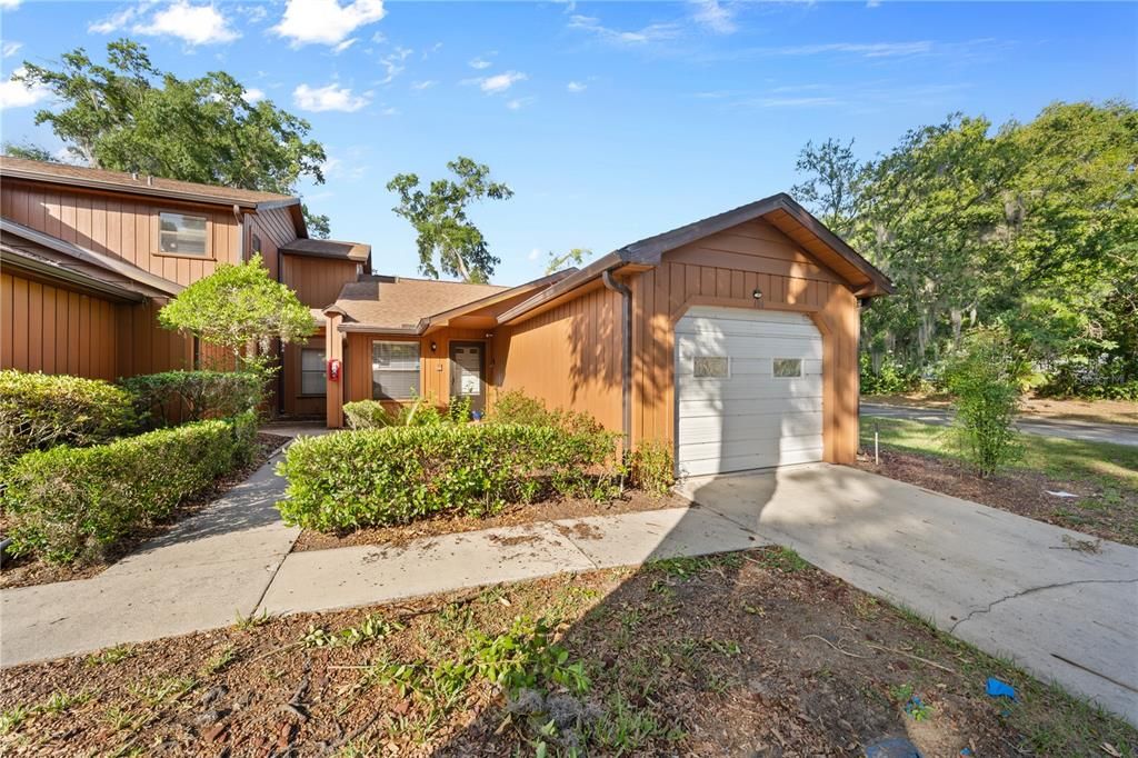 For Sale: $149,900 (2 beds, 2 baths, 924 Square Feet)