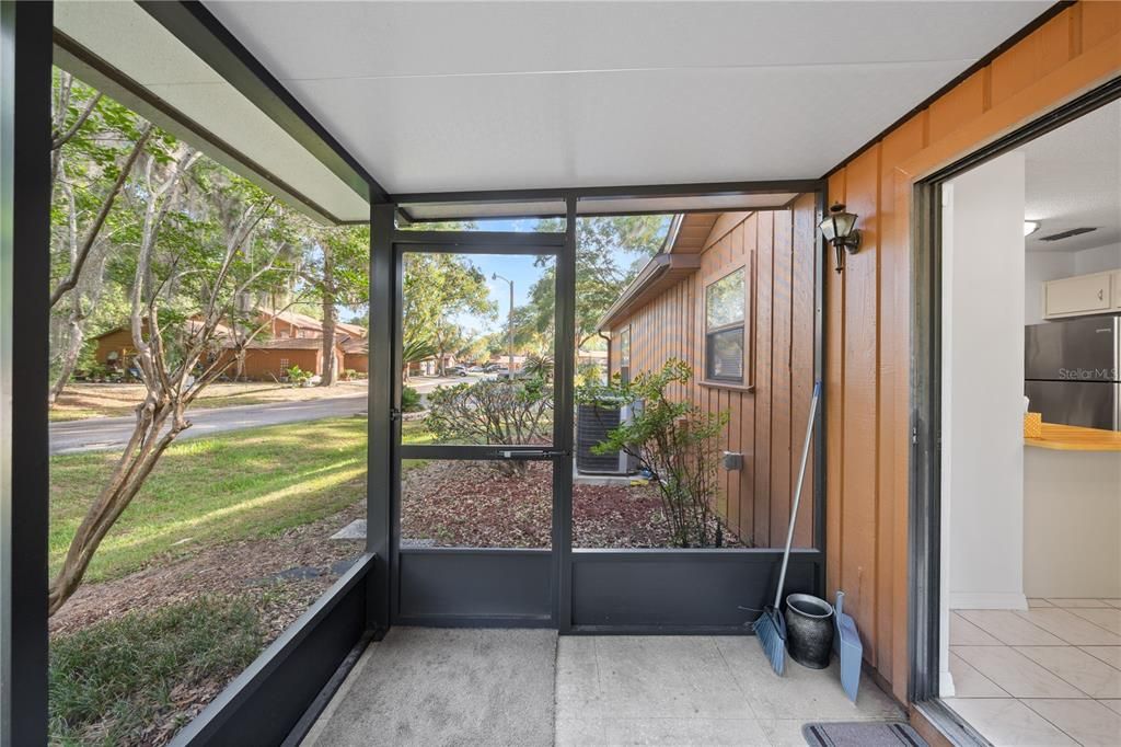 For Sale: $149,900 (2 beds, 2 baths, 924 Square Feet)