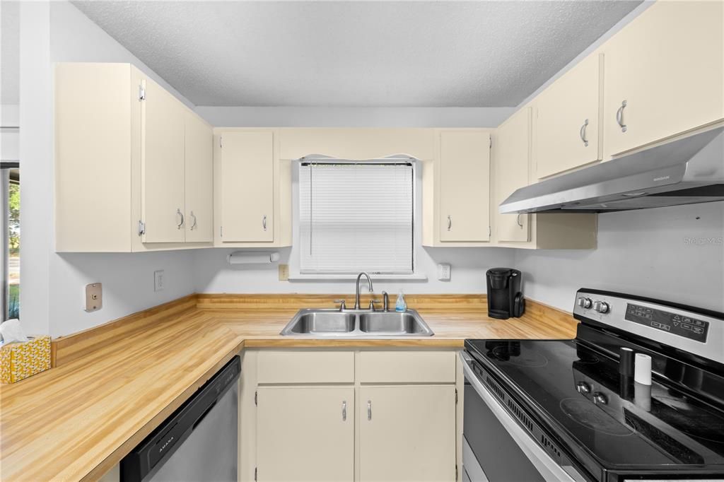 For Sale: $149,900 (2 beds, 2 baths, 924 Square Feet)