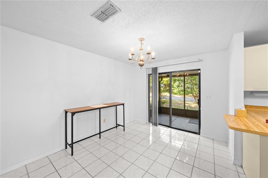 For Sale: $149,900 (2 beds, 2 baths, 924 Square Feet)