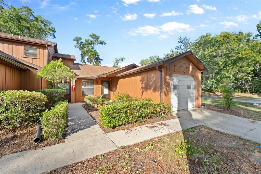 For Sale: $149,900 (2 beds, 2 baths, 924 Square Feet)