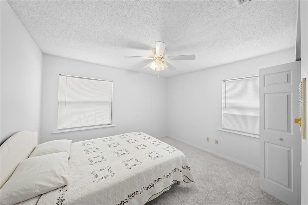 For Sale: $149,900 (2 beds, 2 baths, 924 Square Feet)