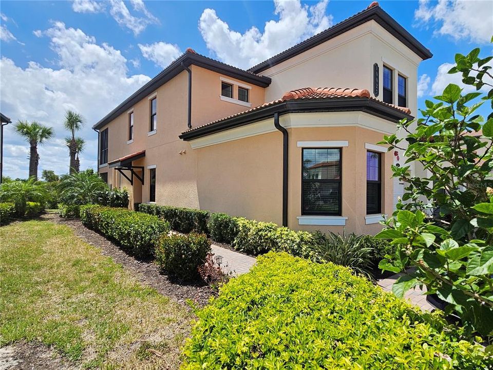For Rent: $2,200 (2 beds, 2 baths, 1595 Square Feet)