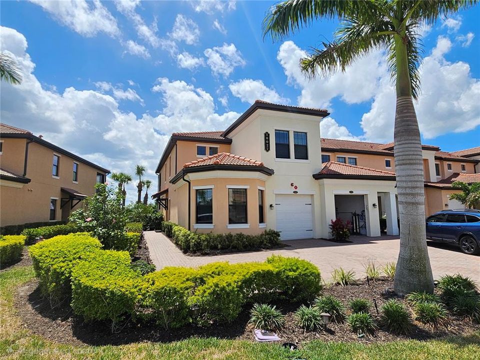 For Rent: $2,200 (2 beds, 2 baths, 1595 Square Feet)