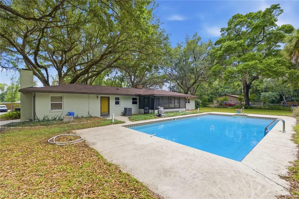 For Sale: $349,999 (3 beds, 2 baths, 1944 Square Feet)