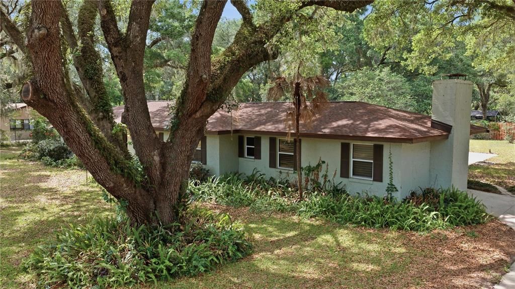 For Sale: $349,999 (3 beds, 2 baths, 1944 Square Feet)