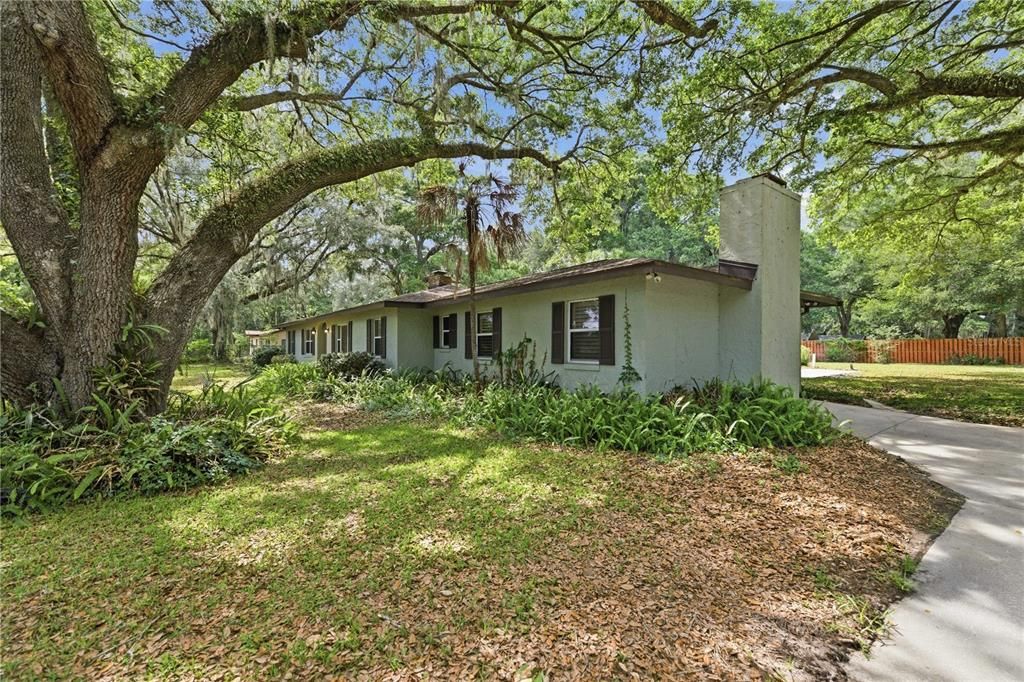 For Sale: $349,999 (3 beds, 2 baths, 1944 Square Feet)