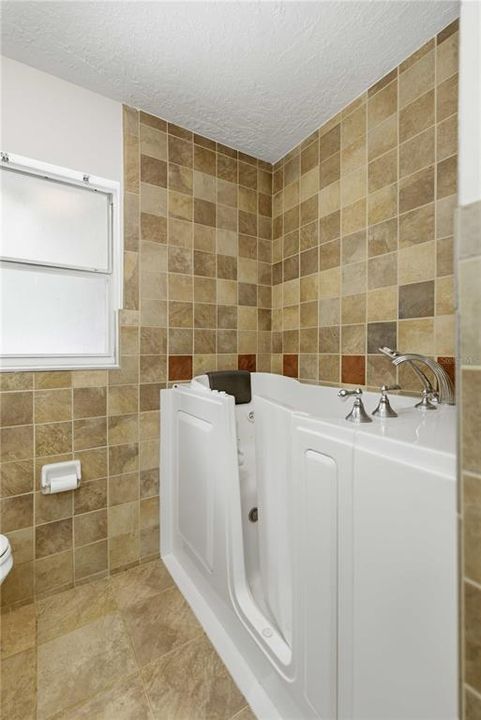 For Sale: $349,999 (3 beds, 2 baths, 1944 Square Feet)