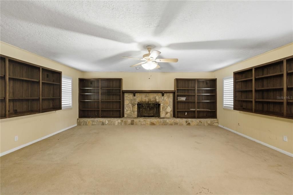 For Sale: $349,999 (3 beds, 2 baths, 1944 Square Feet)