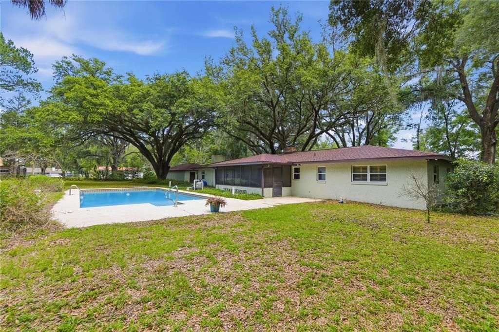 For Sale: $349,999 (3 beds, 2 baths, 1944 Square Feet)