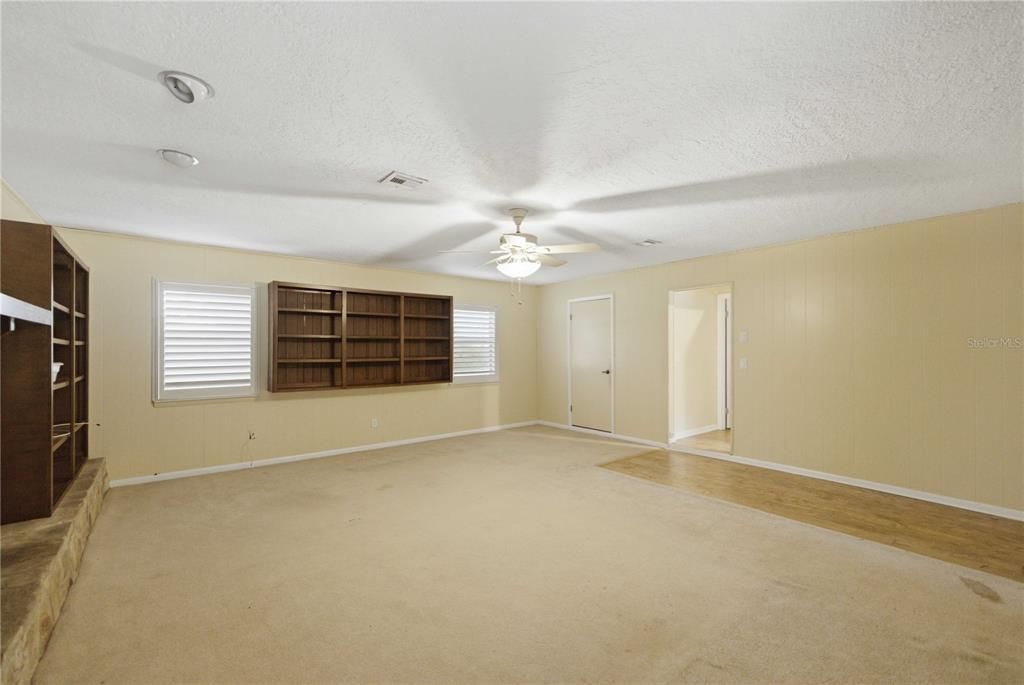 For Sale: $349,999 (3 beds, 2 baths, 1944 Square Feet)
