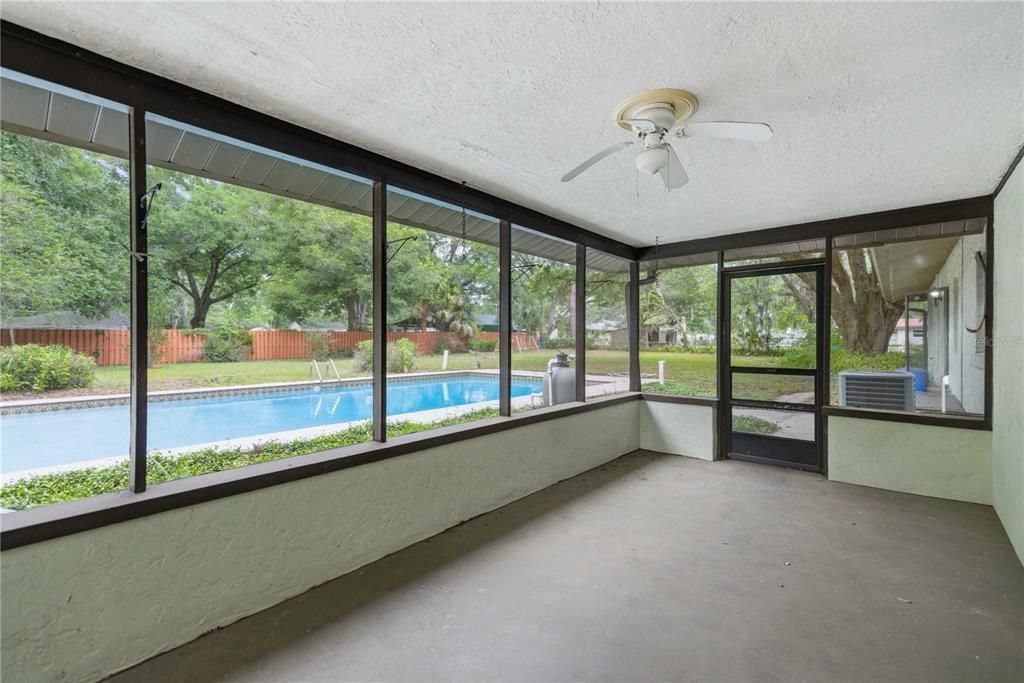 For Sale: $349,999 (3 beds, 2 baths, 1944 Square Feet)