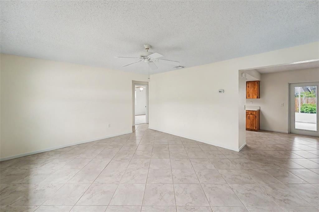 En Venta: $349,000 (3 camas, 2 baños, 1368 Pies cuadrados)