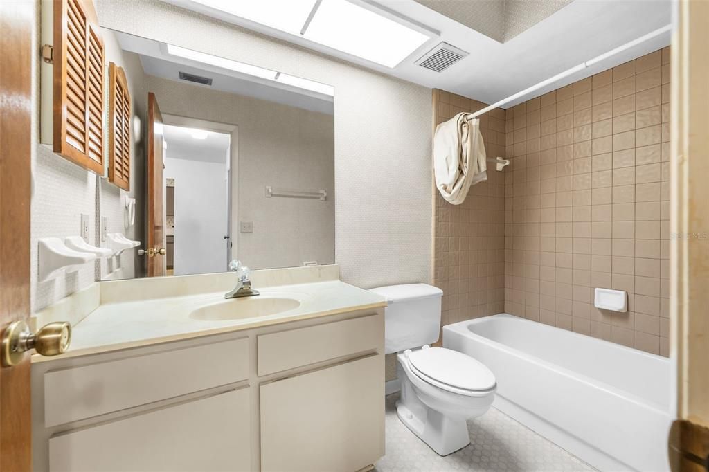 For Sale: $168,500 (2 beds, 2 baths, 1068 Square Feet)