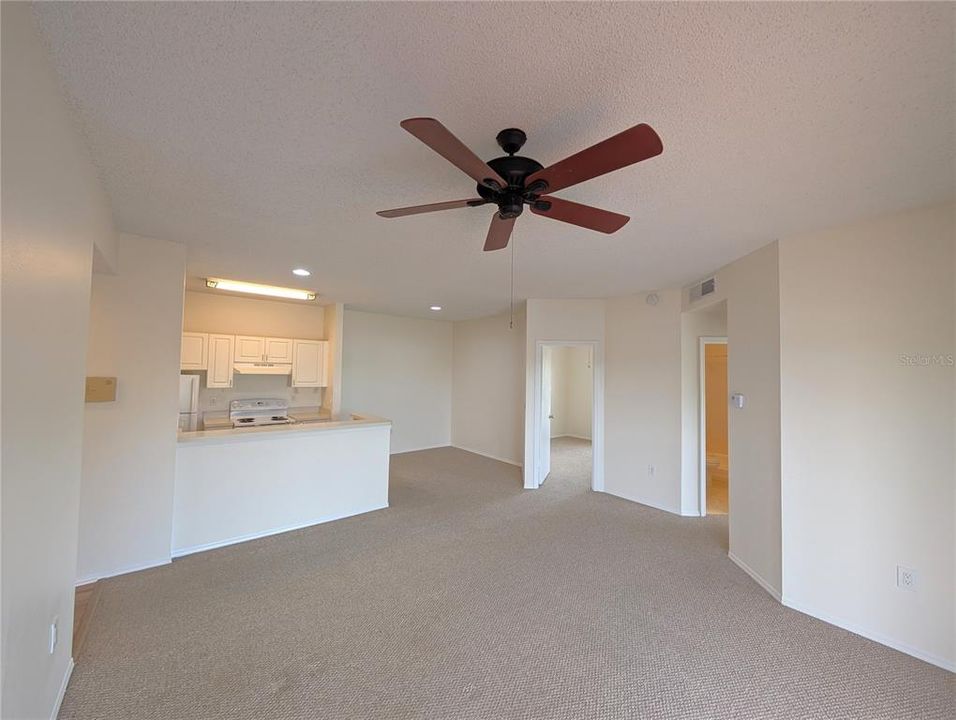 Active With Contract: $1,385 (2 beds, 1 baths, 838 Square Feet)