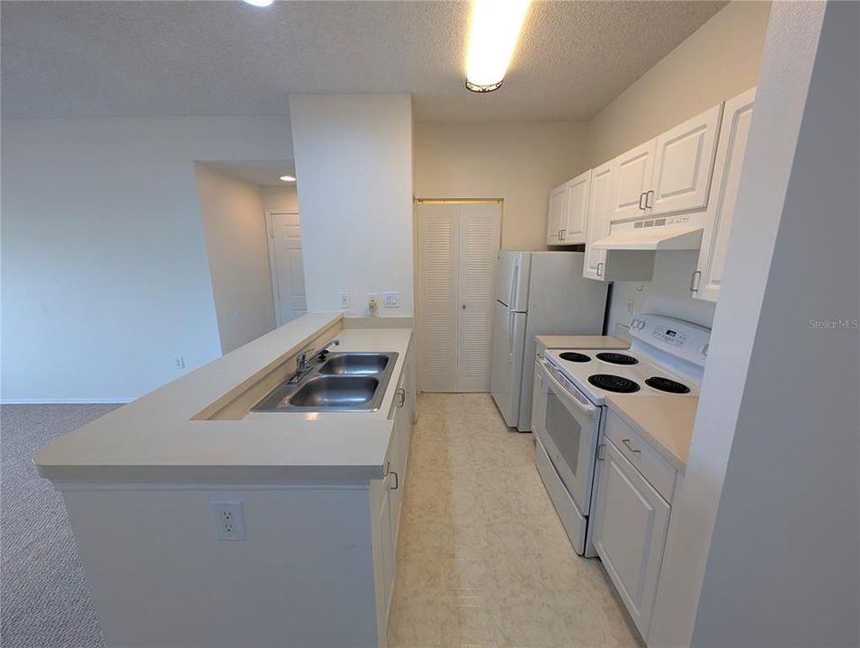 Active With Contract: $1,385 (2 beds, 1 baths, 838 Square Feet)